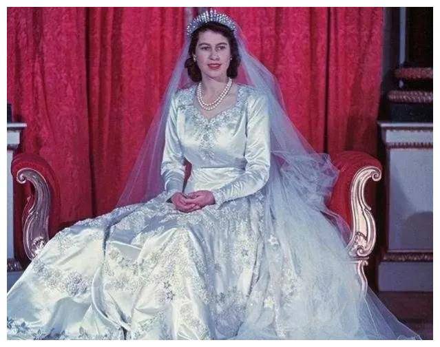 夏洛特小公主成婚时戴那顶冠冕不外分吧？