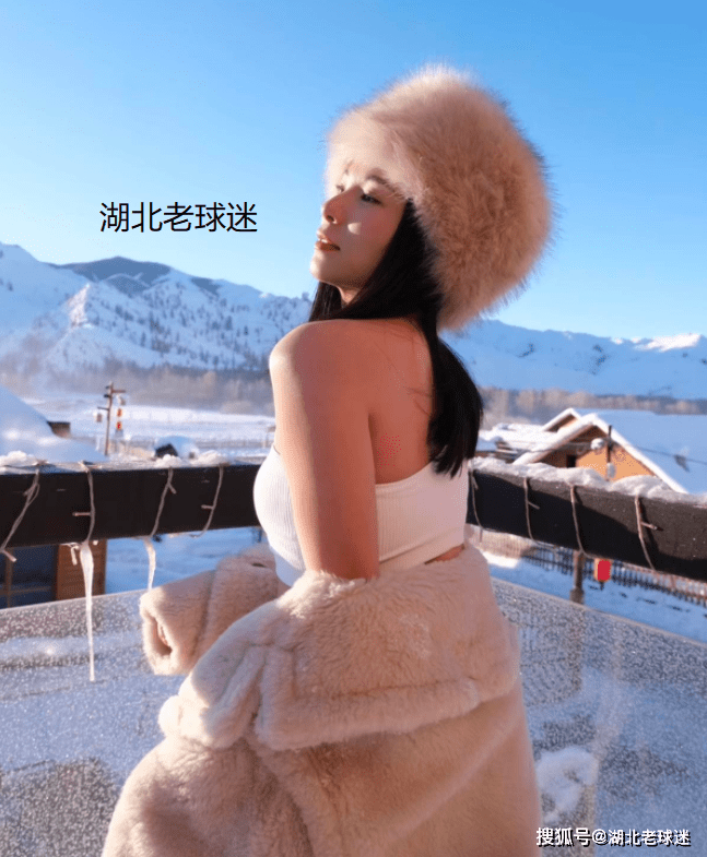 奥运女神瘦身胜利！何姿在雪地秀马甲线，网友：秦凯一家太幸福