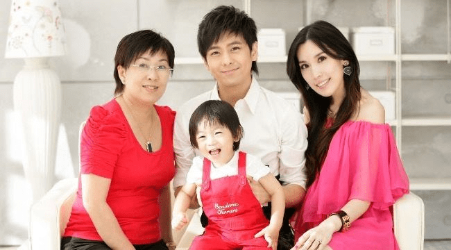 原创林志颖妈妈70大寿穿亲子装，老婆穿印花裙不搭调，合照也得靠边站