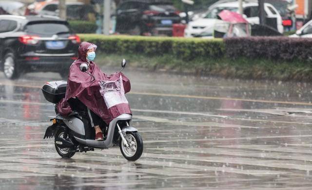 气候预报：明天3号大范畴特大暴雨大雨中心确认，清明节冷到哭？