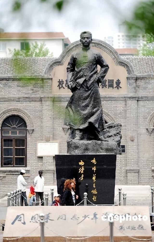 教育名师演讲时被高中生轰下台，感恩教育变崇洋媚外，谁之过？