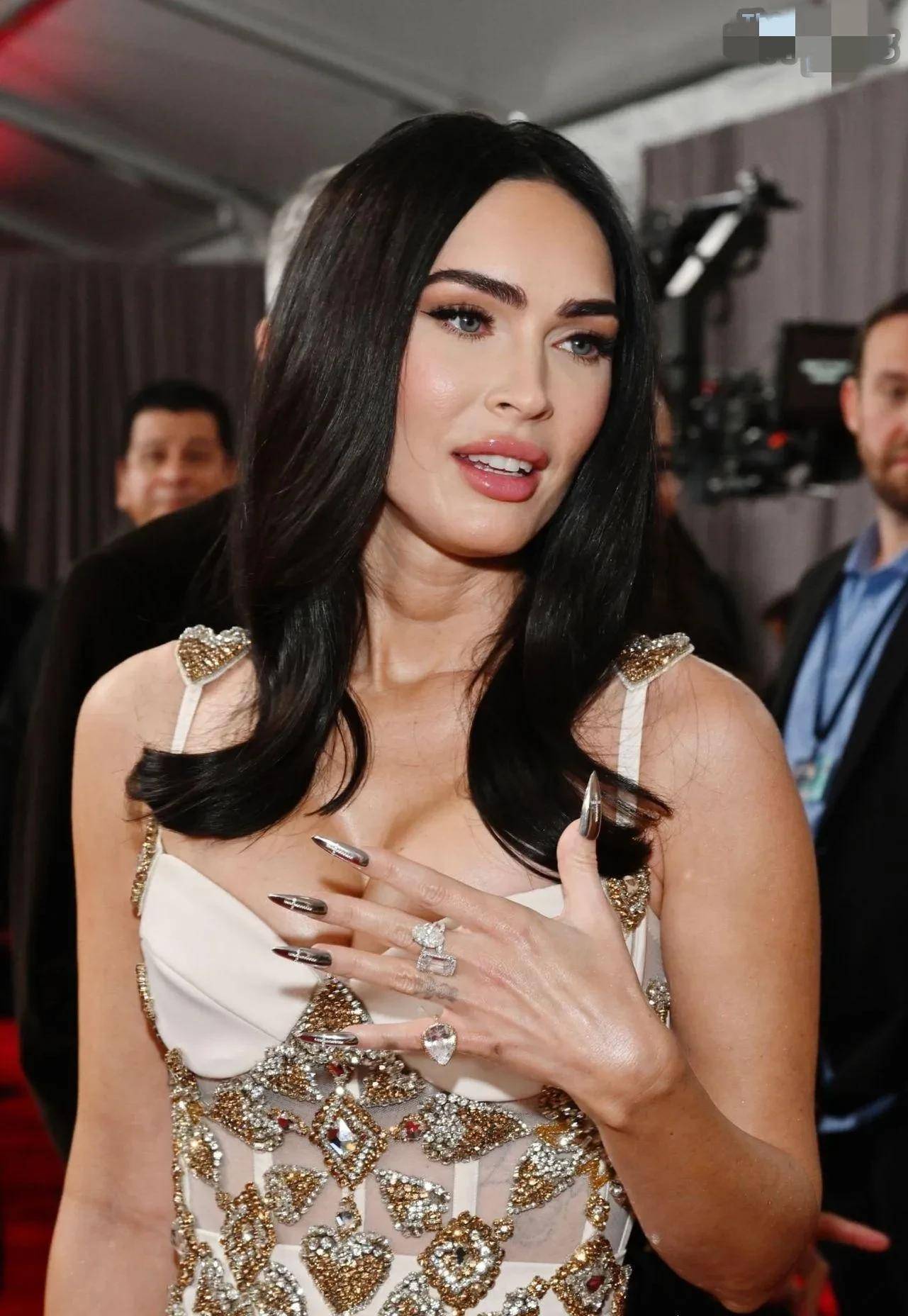 梅根·福克斯(Megan Fox)与机关枪凯利(MGK)搭配情侣纹身