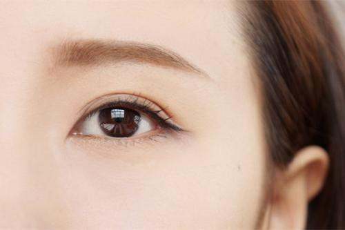 女生化淡妆什么样的眼影最合适？