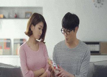 搞笑GIF：我那有盆仙人掌你帮我拿一下，我系个鞋带