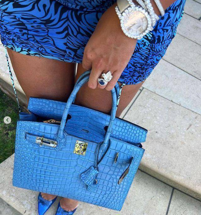 ���Ÿ���C��Ů����һ���ݳ�Ʒ�м䣬20ֻLV������˽�� ...