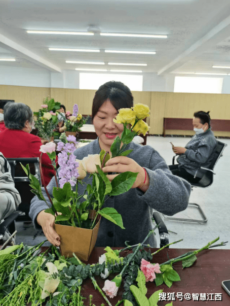 情暖春日 如花绽放——李沧区九水街道刘家下河社区“三八”妇女节插花活动