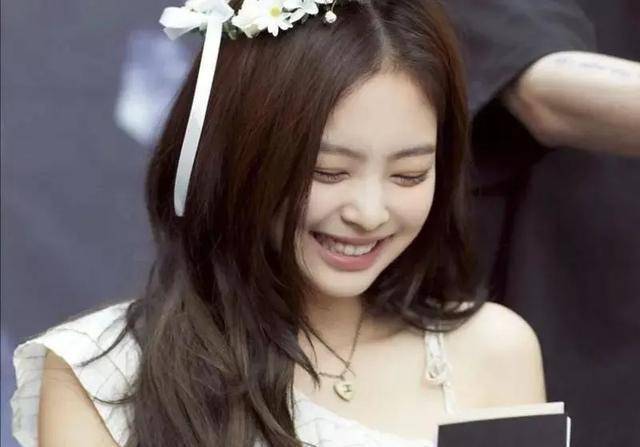 Jennie，披上“香奈儿”战袍，走向顶流之路！