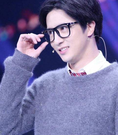 薛之谦是在舞台上洗澡吗？一场关于表演艺术与观众想象的碰撞