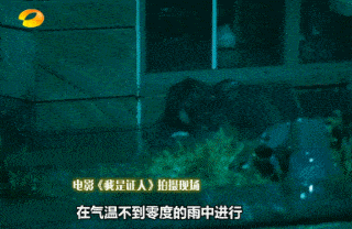 女星怎么拍淋雨戏？杨幂冻得缩成一团，赵丽颖一场淋雨戏NG8次！