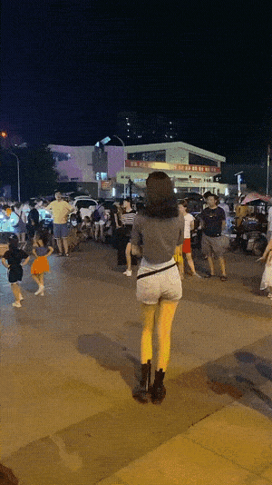 爆笑GIF：狗妈妈出行像御驾亲征？网友：我咋看出了无法的脸色！