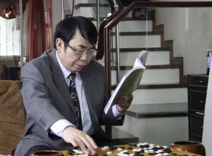 患病前的棋圣聂卫平：一天3包烟，喝白酒加冰块，因委靡得嗜睡症