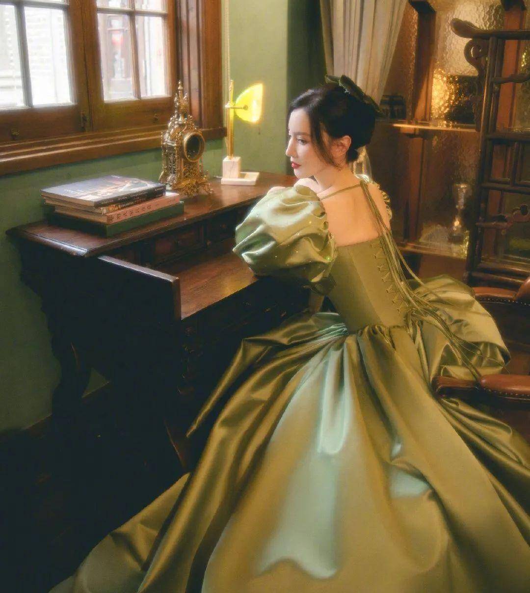 原创40岁张萌晒素颜照，剃光头在病房吃面露出病号服？疑患病未住单间