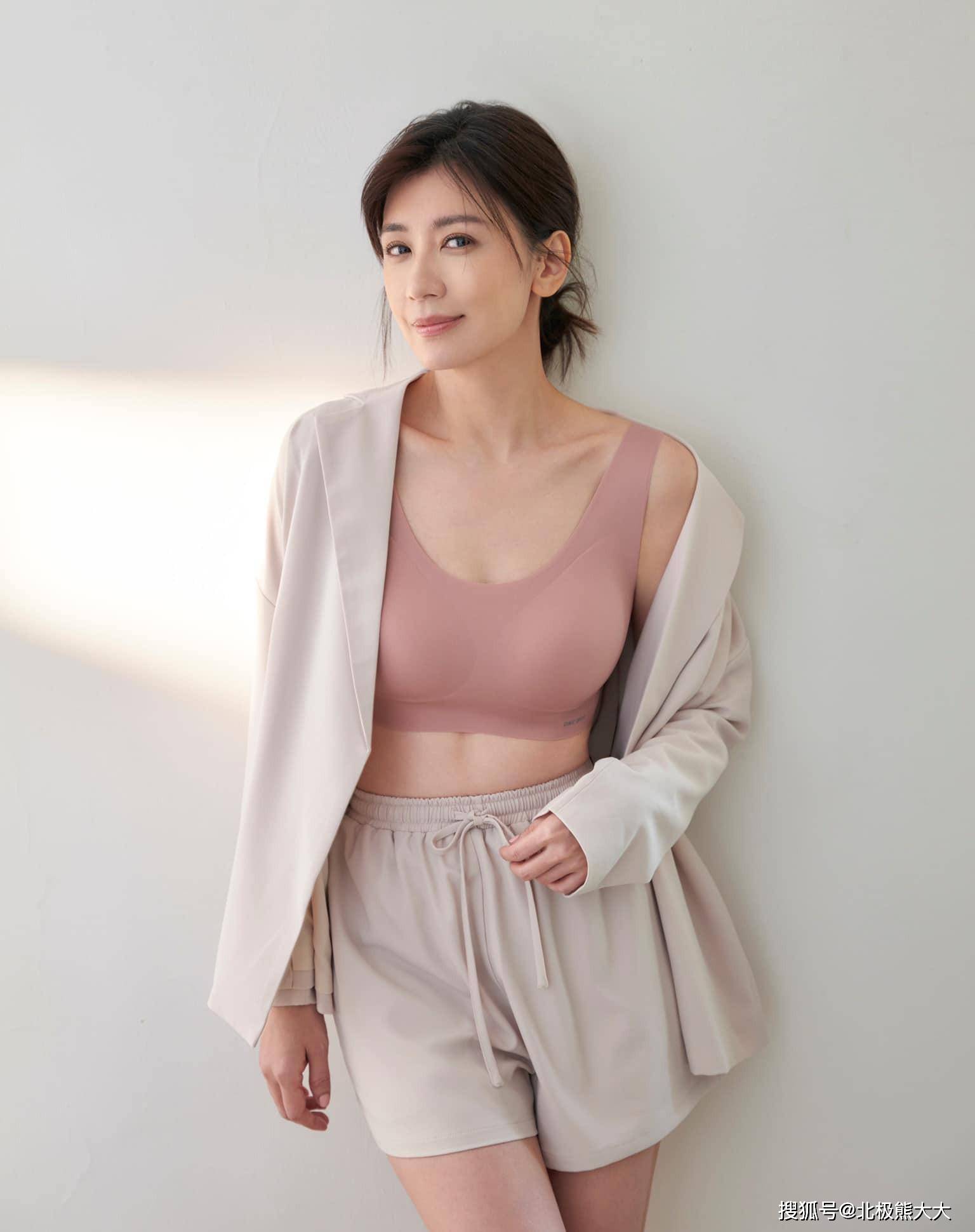 原创她是最表里不一的玉女，人前是圣洁白月光，人后是疯狂豪放女