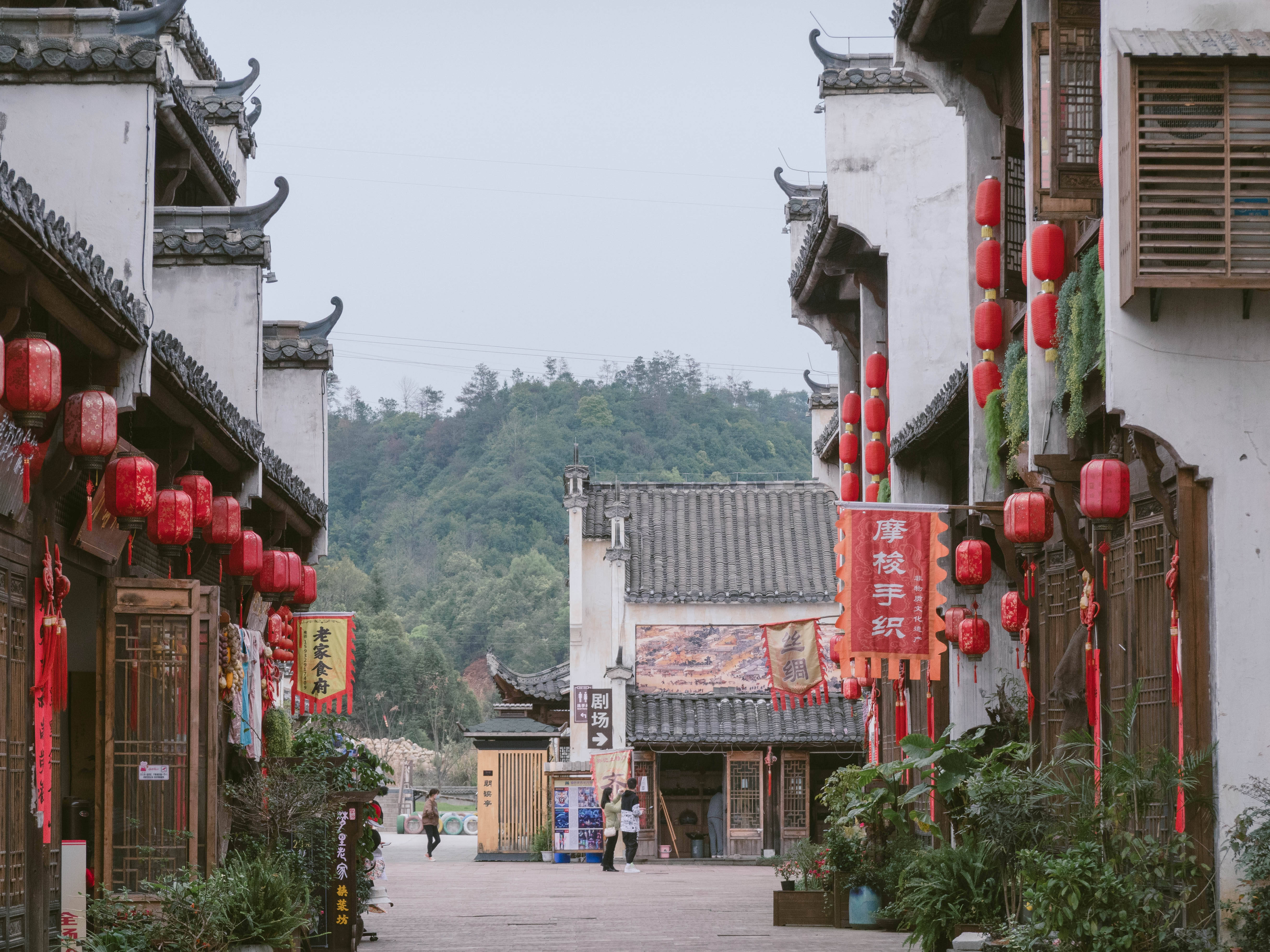 婺源最值得夜游的景区，穿越千年的小镇，工做人员：以前实热闹