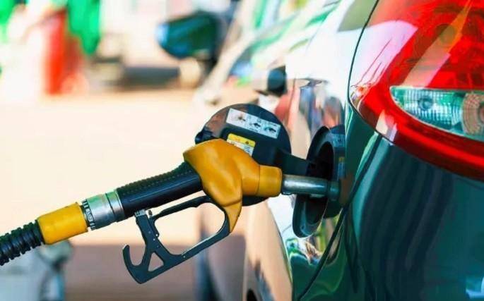 原创             国内油价或将迎来年内第三跌，目前预计92号汽油大跌0.40元升
