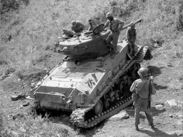 中美之间坦克战，5辆美军坦克被打成零件，战俘被当成猩猩围不雅