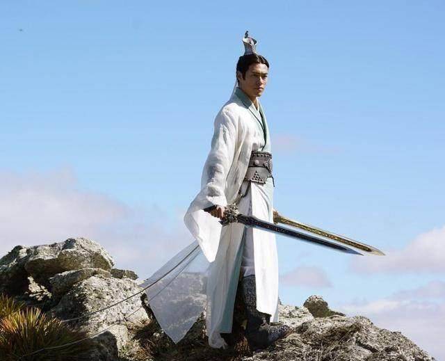 古天乐新片三背影，刘备手持双连剑太帅了
