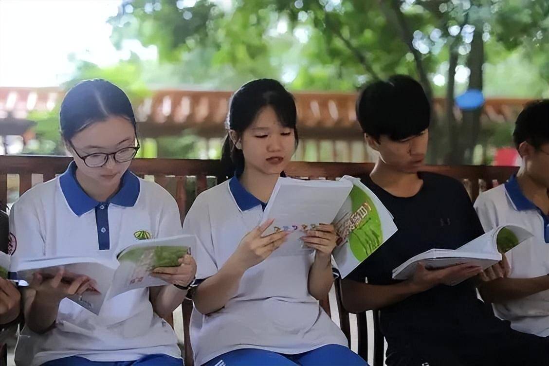 高考的素质，一是通过才能甄选学神，二是以纯熟度通俗学生分层