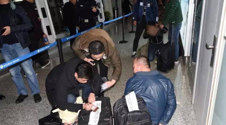 16年浙江服装厂一员工，月流水1亿引警方怀疑，调查牵出200亿大案