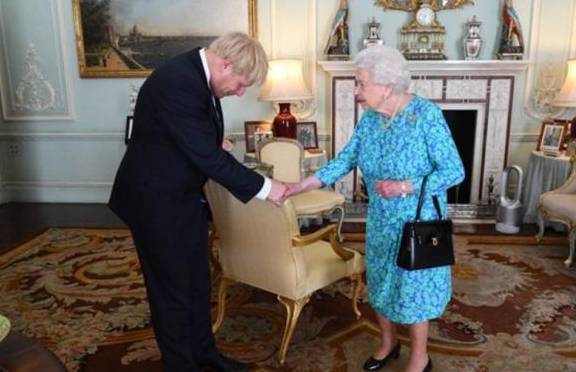 �������ƣ�Ů���ڼһ����������Լ��ѷ��Ϊ�λ����Ű���