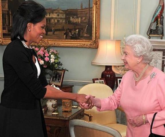 �������ƣ�Ů���ڼһ����������Լ��ѷ��Ϊ�λ����Ű���