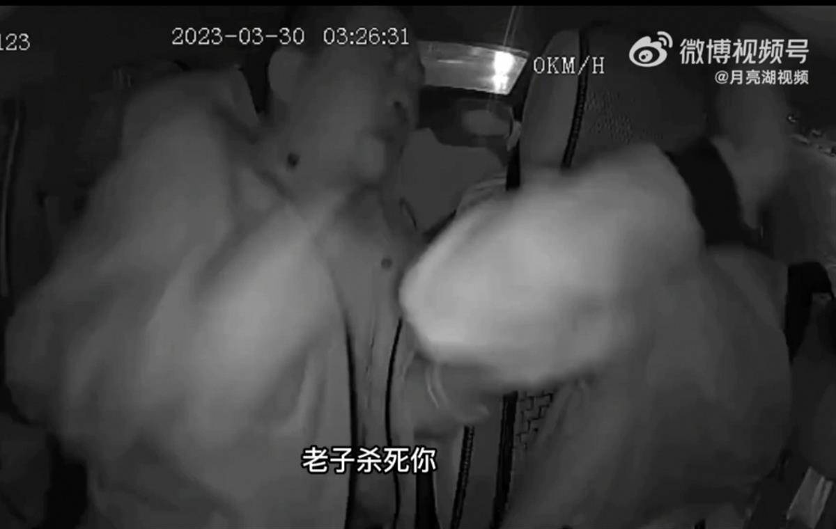 “礼服男”莫名殴打的哥还索要500元，扬言“拿刀杀死你”，警方：已抓获此人