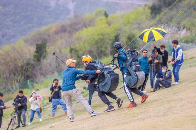 湖北“小武当”，圣境山滑翔基地，一同翱翔蓝天白云