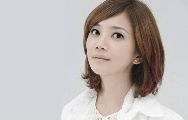 原创秘密结婚？43岁梁静茹素颜出镜似少女，无名指钻戒吸睛疑再婚