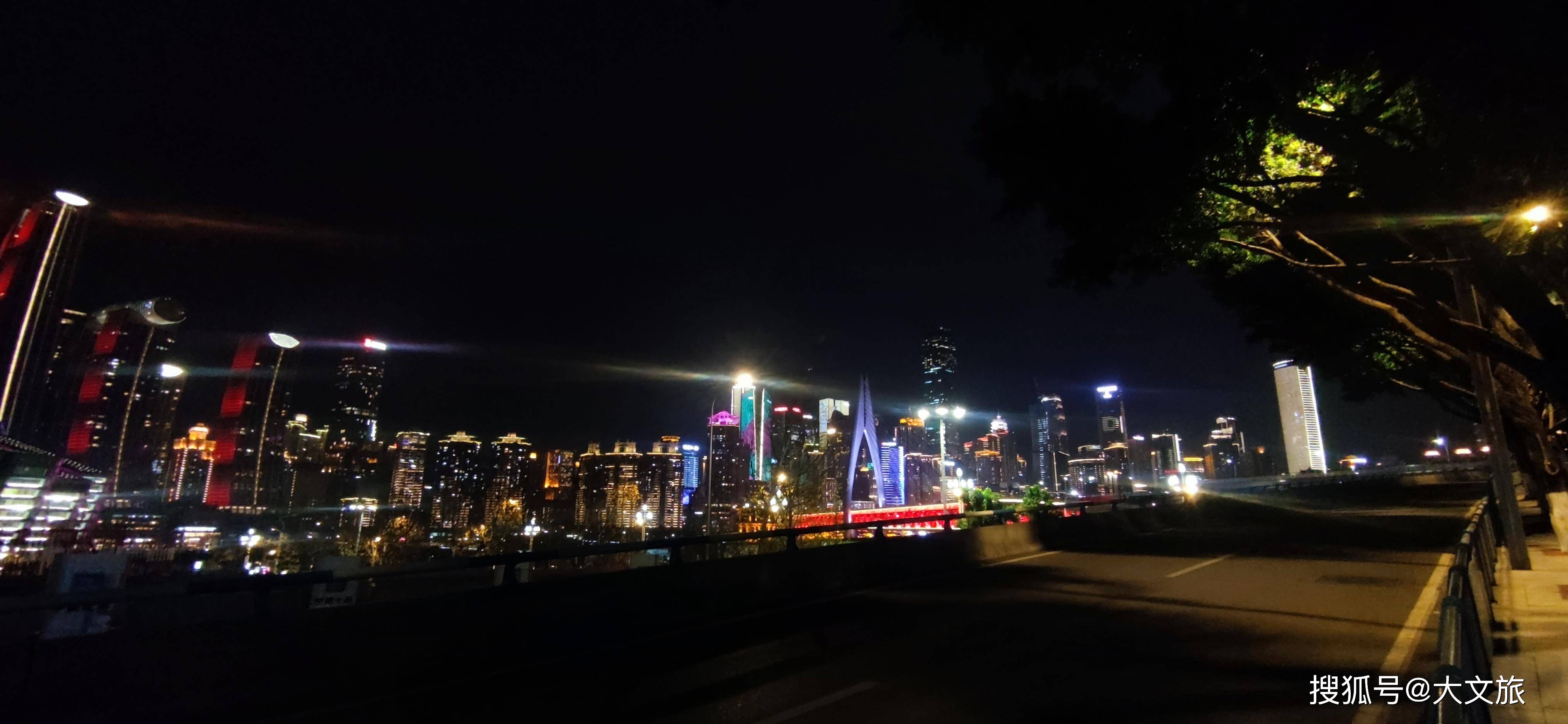 重庆解放碑看夜景：离云南越来越远，离世界越来越近