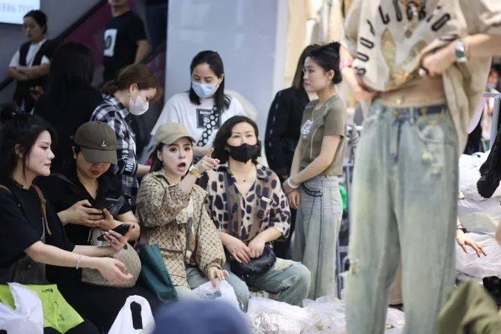 CQ9电子 CQ9传奇电子决裂！杭州四季青服装批发市场打响禁止直播带货第一枪(图6)