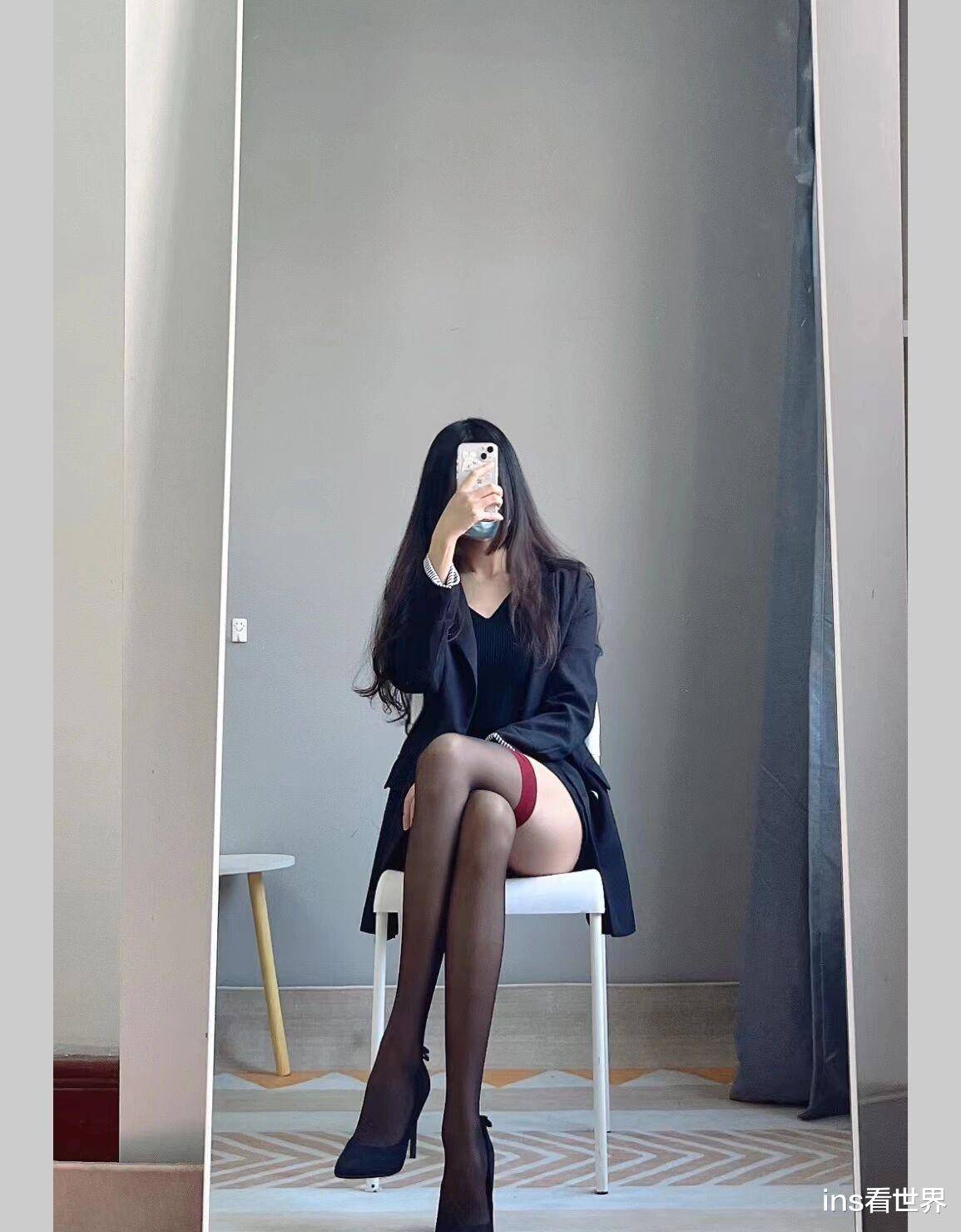在搭配里面细节十分新的，例如小姐姐的这身打扮，利用黑色的丝袜不仅可