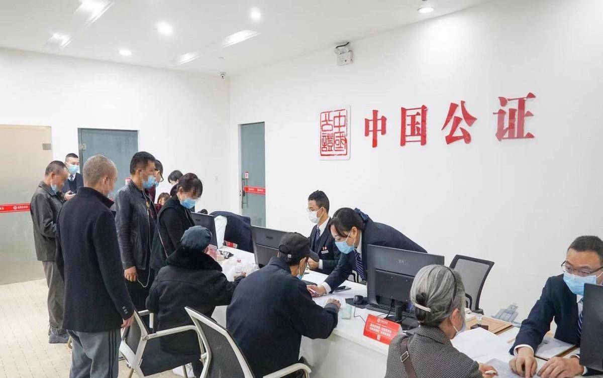 七旬老人取亡夫存款，却被多次拒绝，银行称：没有继承人公证