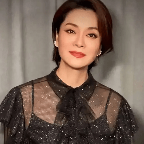 原创毛阿敏参加爱女成人礼，学霸女儿打仨唇钉化浓妆，高颜值似妈