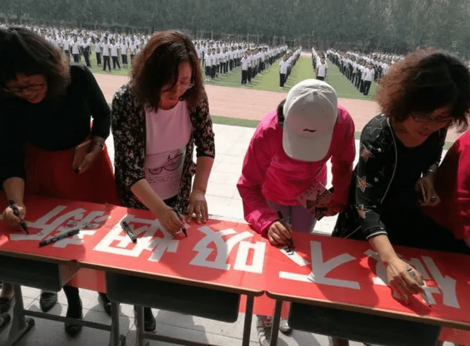 原创女老师下班后吸烟被辞退，理由是影响教师形象？管得太宽了吧