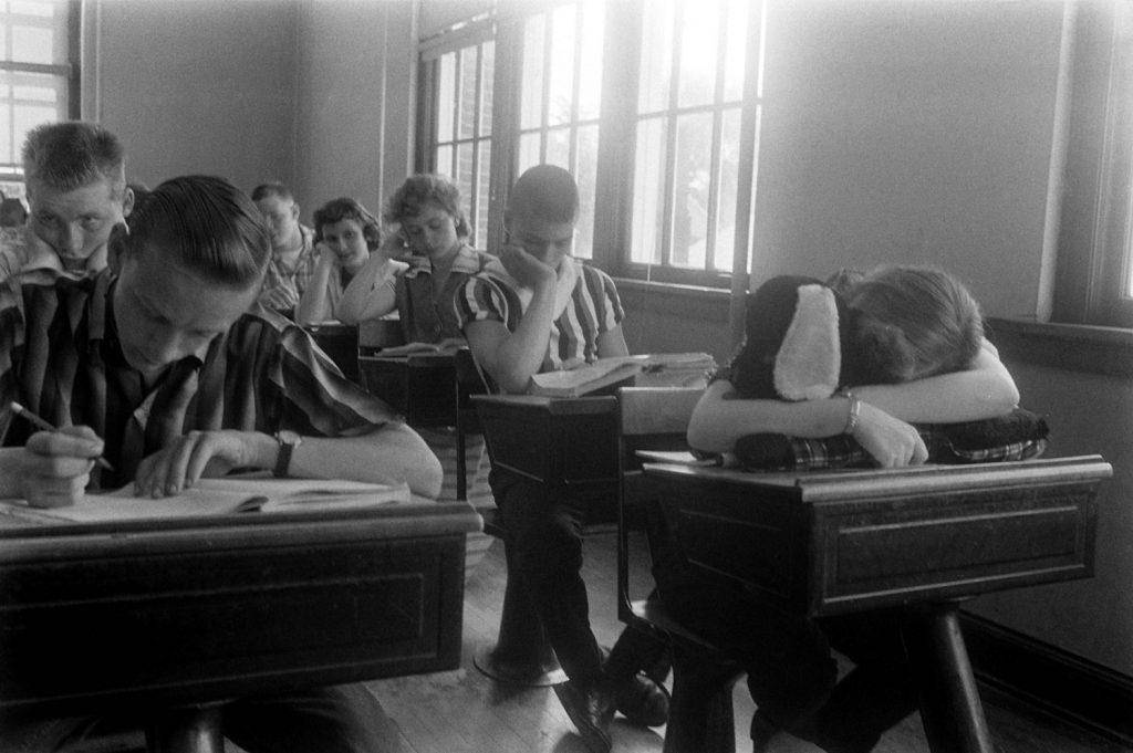 老照片：1958年的国外高中生毕业舞会，不愧是漂亮国