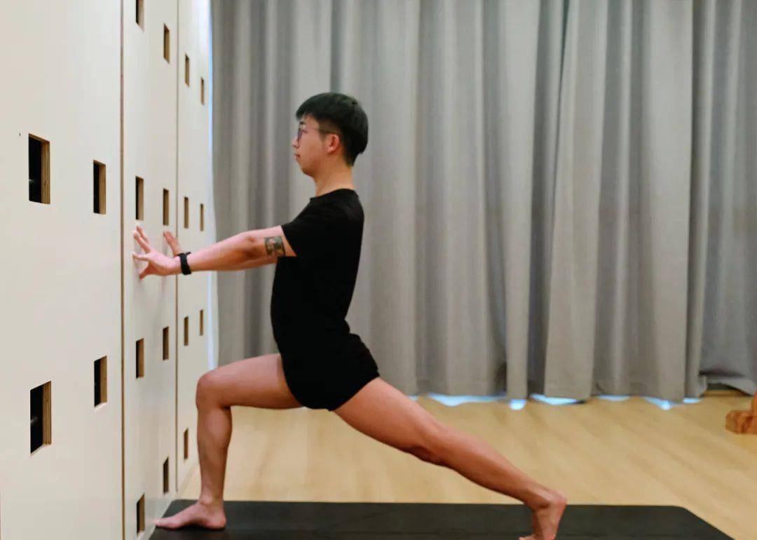 前屈体式时的背弓，是腰部的问题还是上背部的问题？