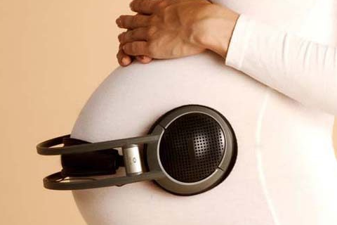 给宝宝放胎教音乐 宝宝有时动有时不动 原来是这个意思