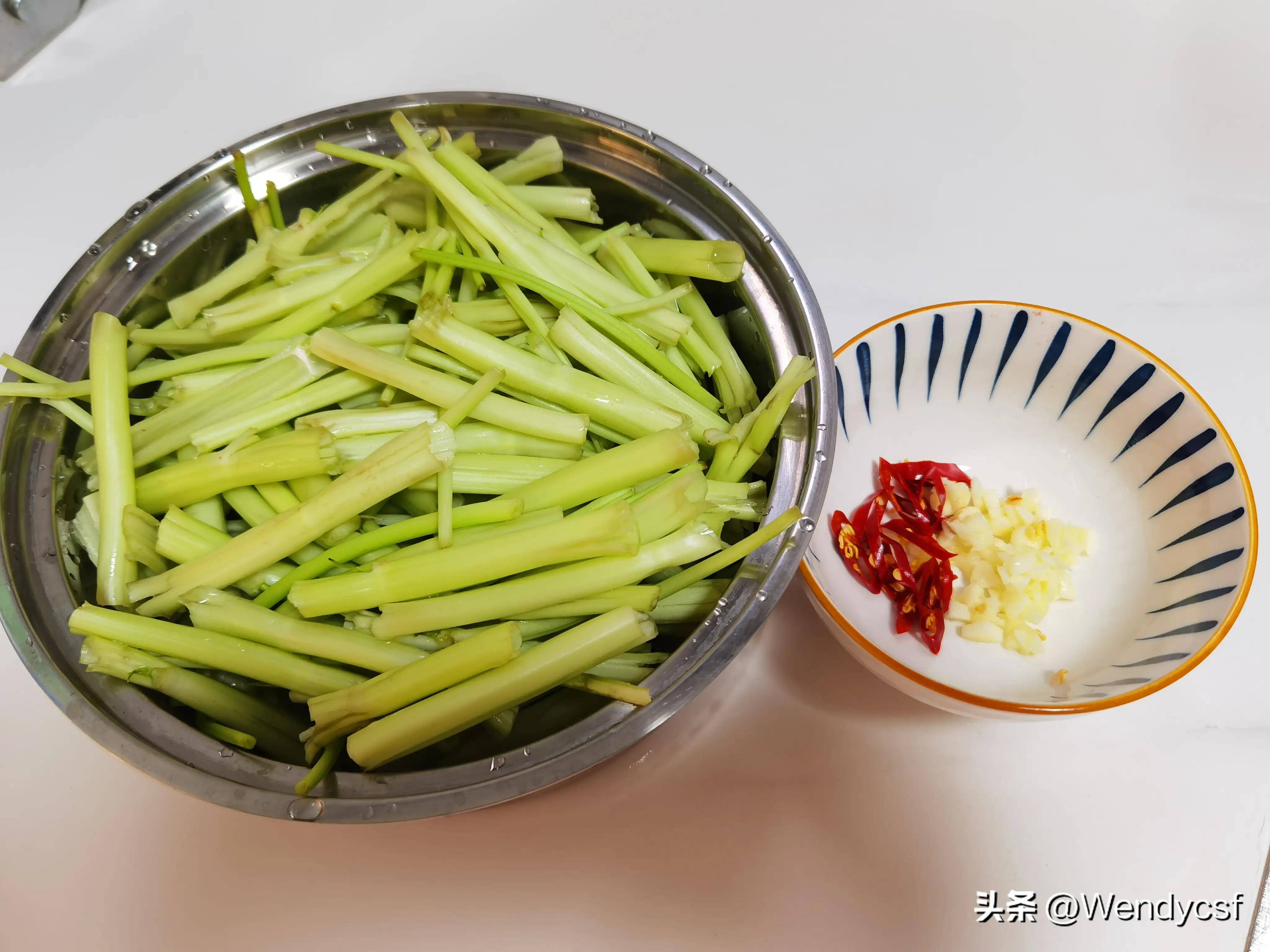 海底椰鳄鱼肉煲龙骨，补血壮骨，润肺行咳