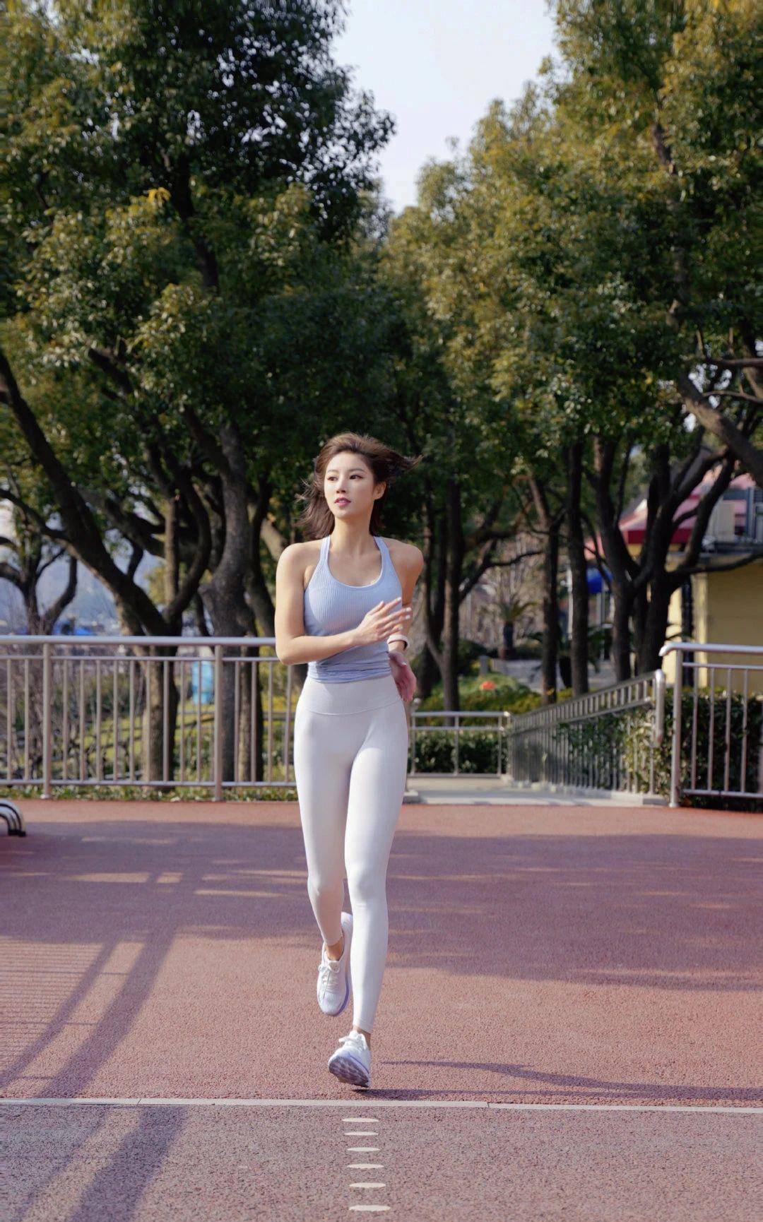 泛亚电竞时尚运动瑜伽达人田雨诗 身穿低胸短裙尽显健美好身材(图1)