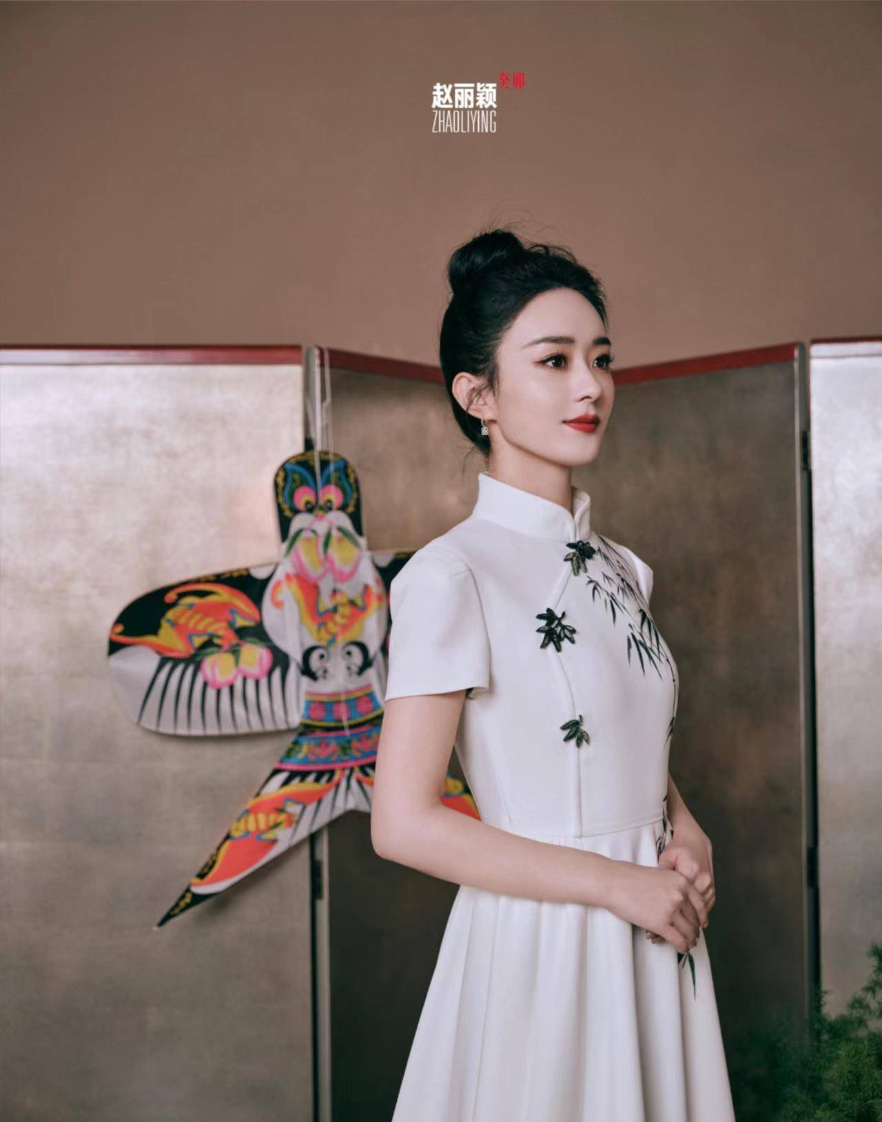 赵丽颖成春晚大赢家！两个节目大出风头，开场穿中国红比宋祖儿嫩