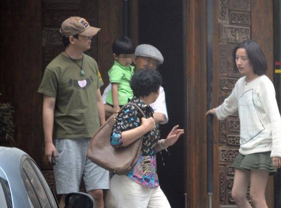 董洁直播卖瑜伽裤身材干瘪像大头娃娃裤米乐 M6子穿反太尴尬(图11)