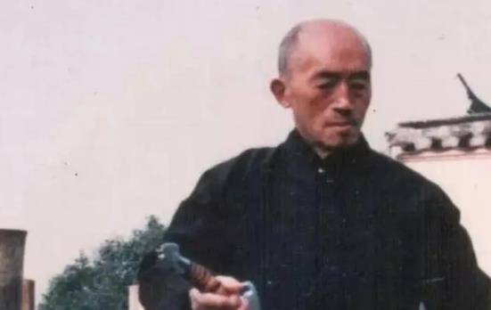 原创
            用气功治好癌症，名噪一时的海灯法师，是有真才实学还是江湖骗子
