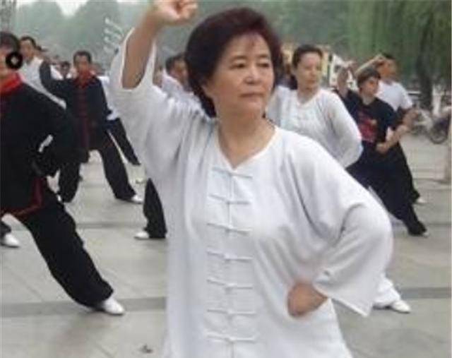 原创
            闫芳：纺织女工变太极大师，丢脸丢到国外，是否是第二个海灯法师