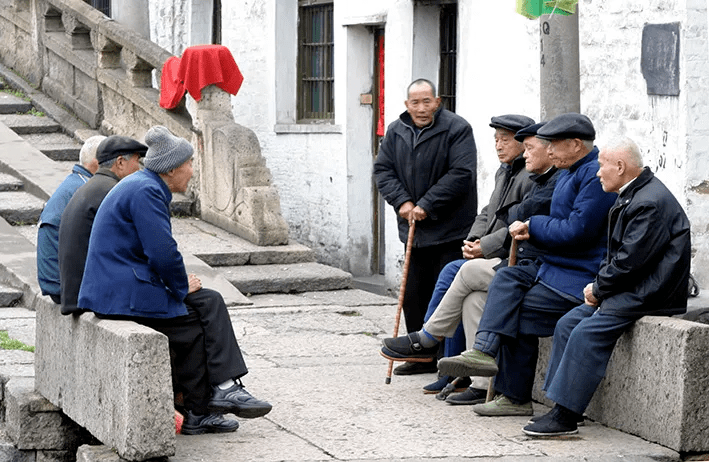 半岛体育如何应对养老问题？智慧养老助父母智享幸福晚年(图1)