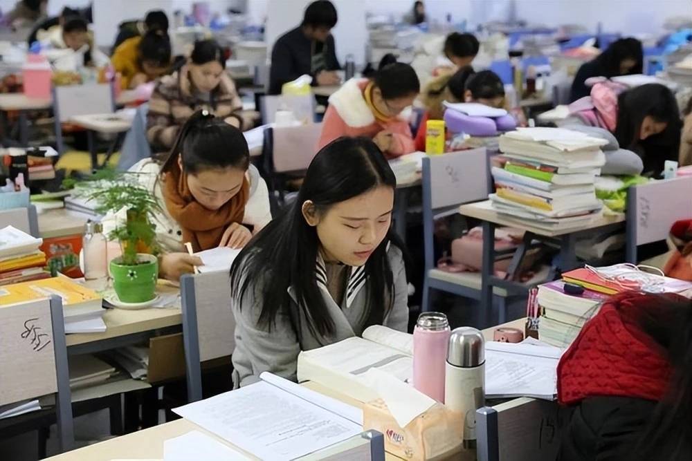 严重，大学生本身课余时间就比较充裕，可以说大学生的学习压力并不大。