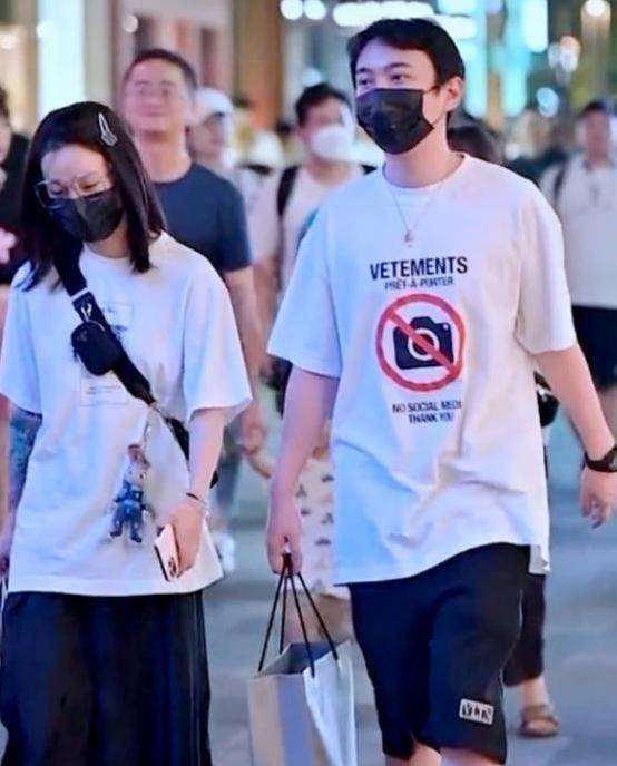 原创
            王思聪又换女友了？现身KTV与美女紧贴，美女居然连眉毛都没有丨王思聪小姐姐