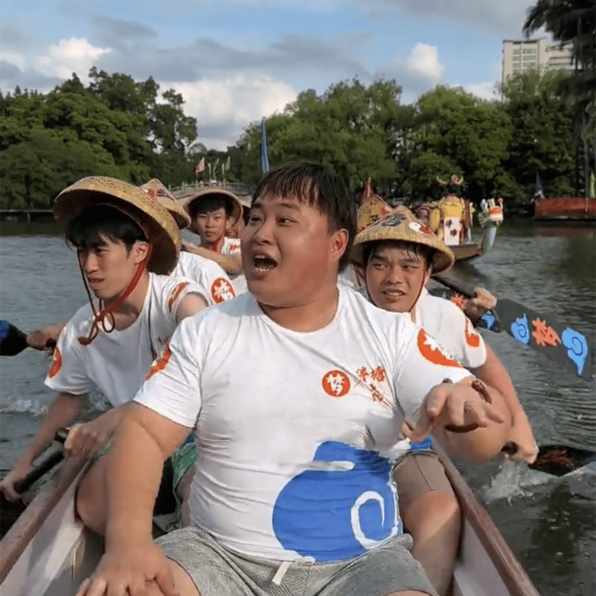 据悉，李炮儿是一位拥有千万粉丝的网红，日常视频的内容主要是挑战网友提出的各种“不可能”