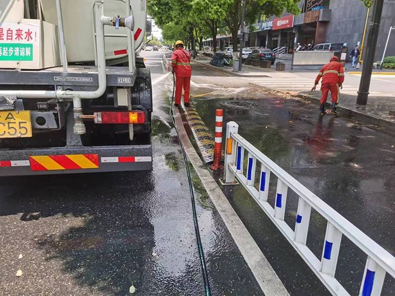 清洁泛亚电竞 泛亚电竞app城市护栏 刷新道路“颜值”(图2)