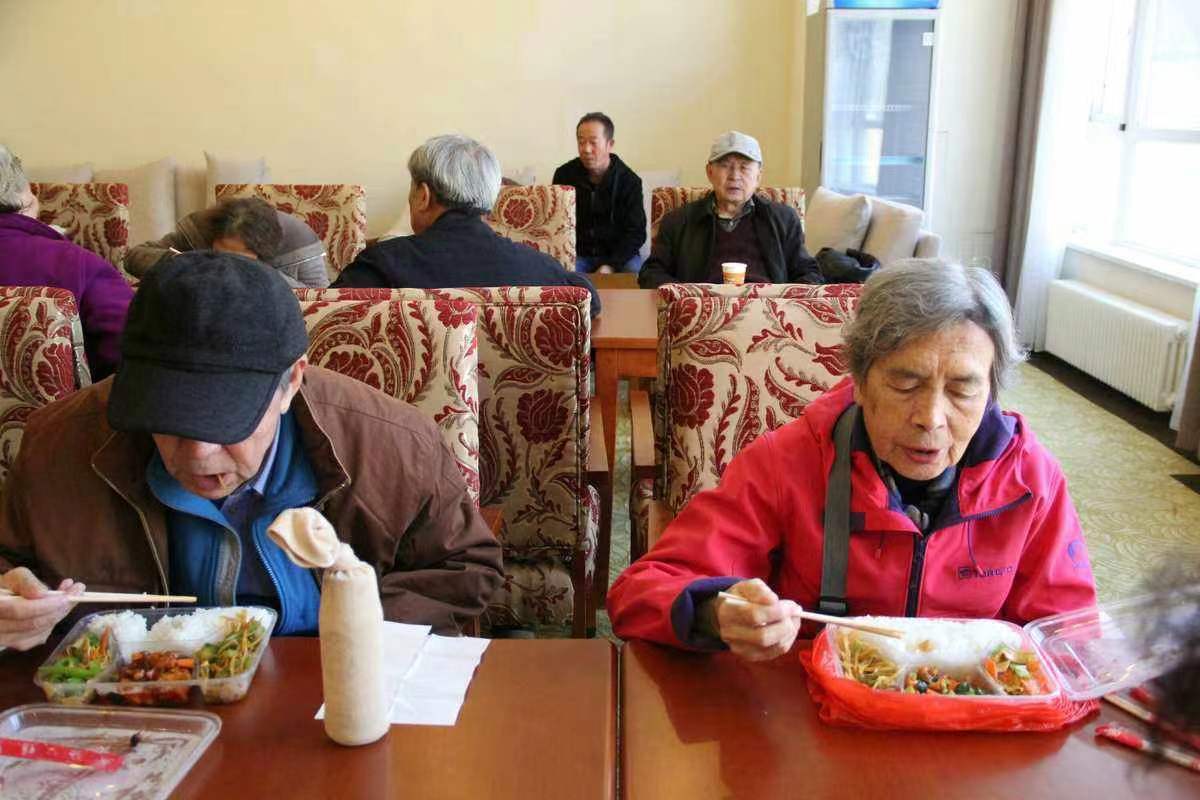 触目惊心！养老院女护工殴打老人用不锈钢碗多次击开云 开云体育官网打老人头部！(图7)
