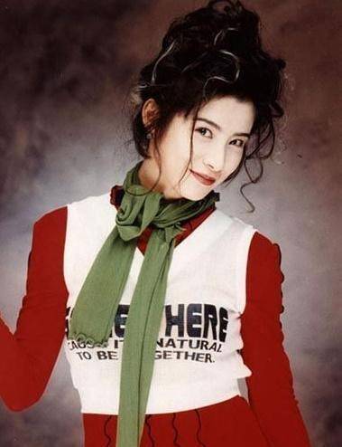 岳翎：与男友分手7年后同剧飙戏，为爱永久退隐，52岁风采依旧